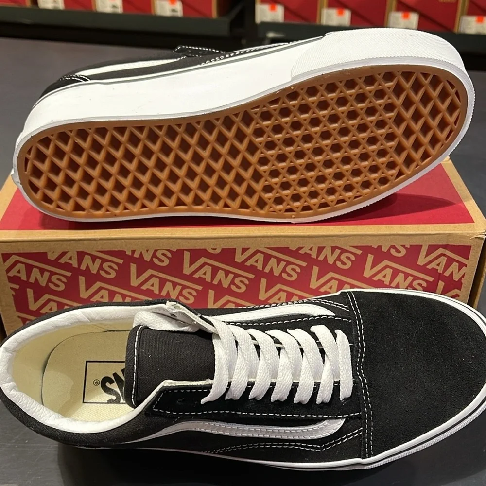 Vans WMNS Old Skool Stackform
Suede/Canvas Black/True Wht
VN0A7Q5M6BT Platforms - Picture 15 of 16